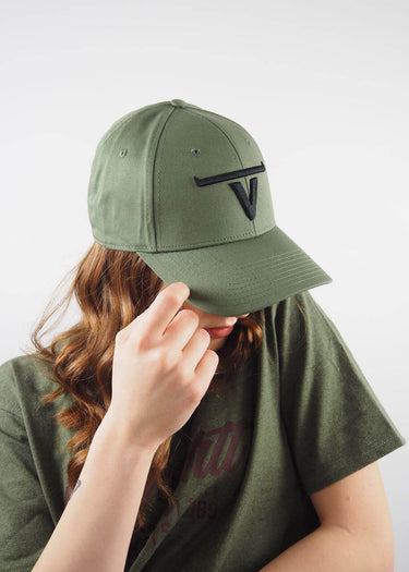 trug die grüne Schirmmütze von Bove