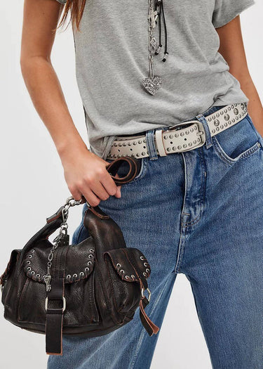 Je porte le sac WTF Baby Leigh en graphite vieilli de Free People.