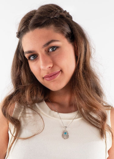 Collier de turquoise bleu printemps porté par Montana Silversmith