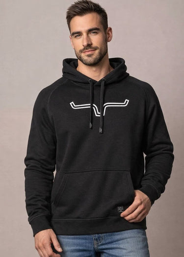 sweat à capuche Outlier noir porté par Kimes Ranch