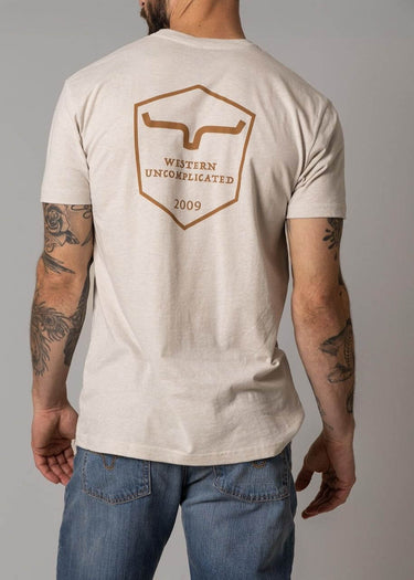 behind T-Shirt homme Shielded Trucker en sable par Kimes Ranch