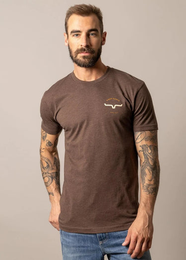 davanti T-shirt uomo Signpost in Espresso di Kimes Ranch