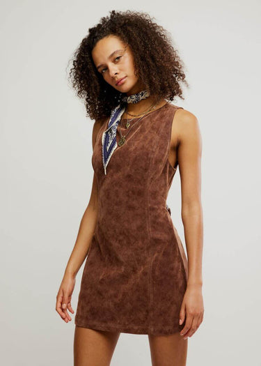 Minivestido Atlas de ante en Chicory Coffee de Free People