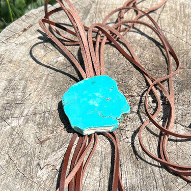 Halskette aus Leder und Türkis