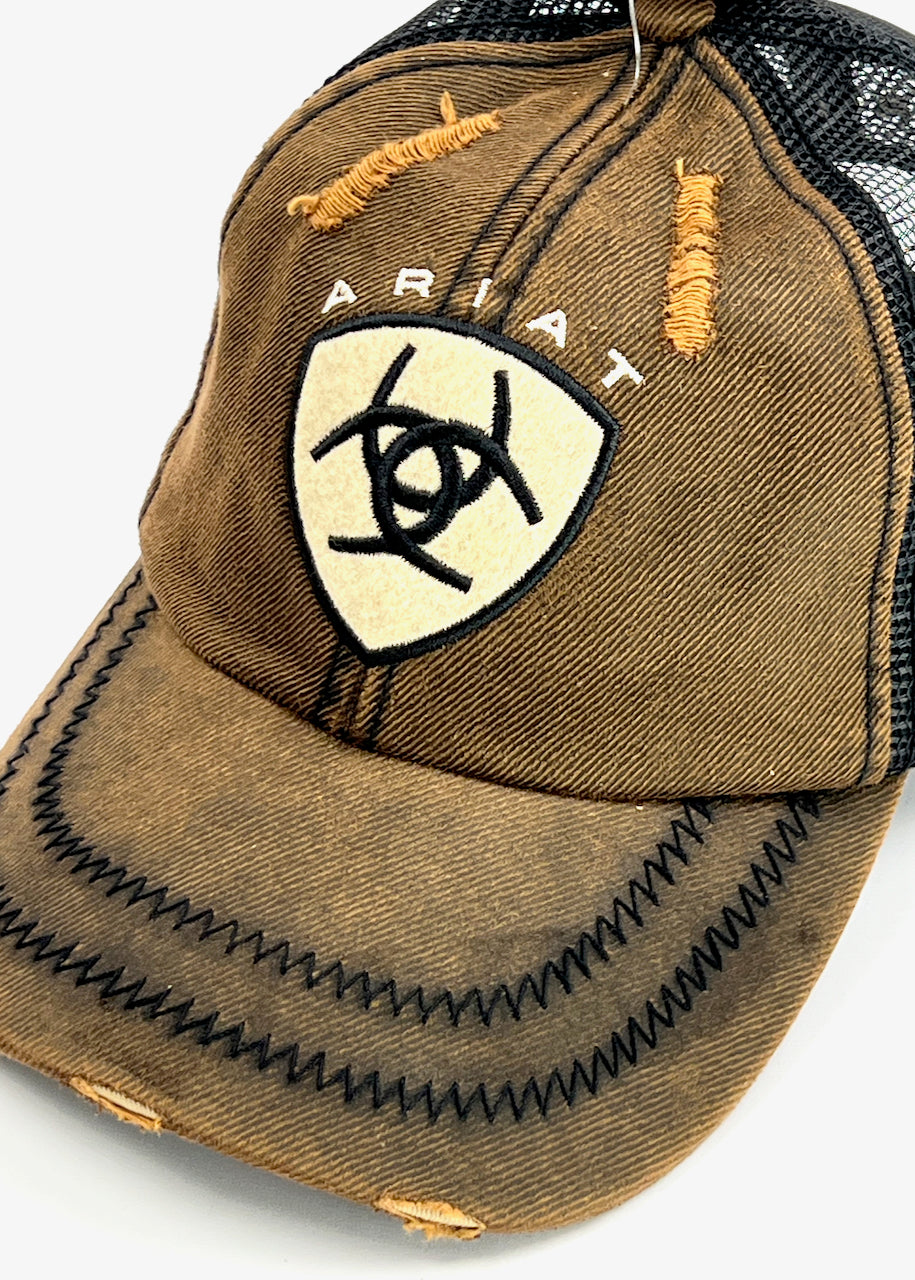 dettaglio logo Berretto con visiera Ball Cap in Distressed Oilskin di Ariat