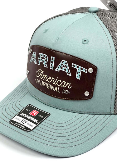dettaglio salpa Berretto con visiera Faux Leather Patch in Blue Grey di Ariat