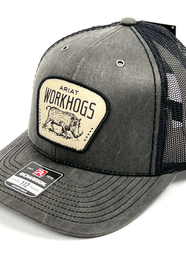Detalle de gorra con visera Work Hog en Characoal de Ariat