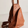Borsa Soho Convertible Sling in Distressed Brown di Free People