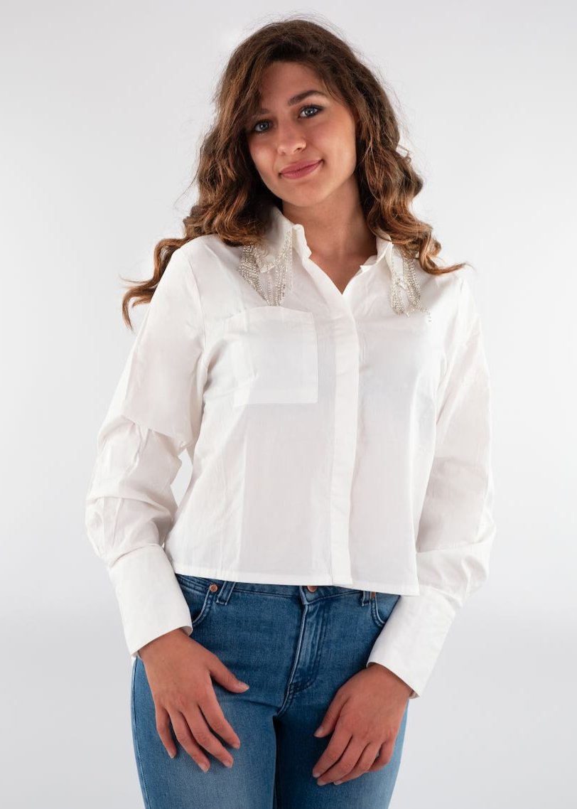 Camicia colletto decorato a frange in strass bianco di Q2