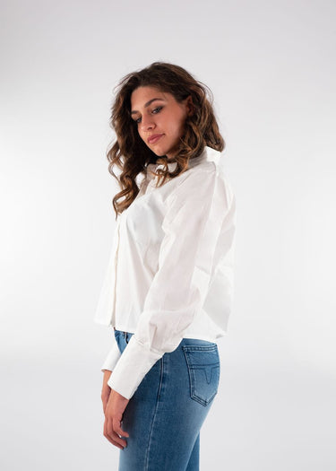 chemise à col latéral décorée de franges en strass blanc par Q2