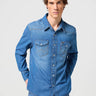Chemise en jean western pour homme Indigood Icon 27MW en Icon Mid Stone par Wrangler