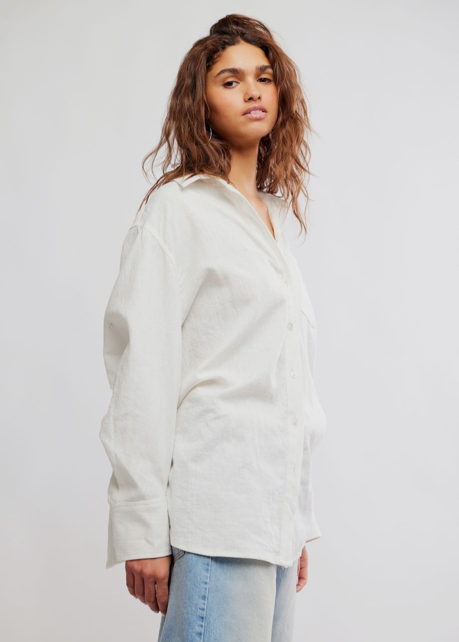 lato Camicia Sabine Tailored in Parchment di Free People