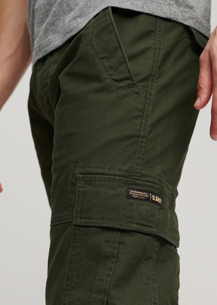 particolare tasca pantalone cargo core olive di Superdry