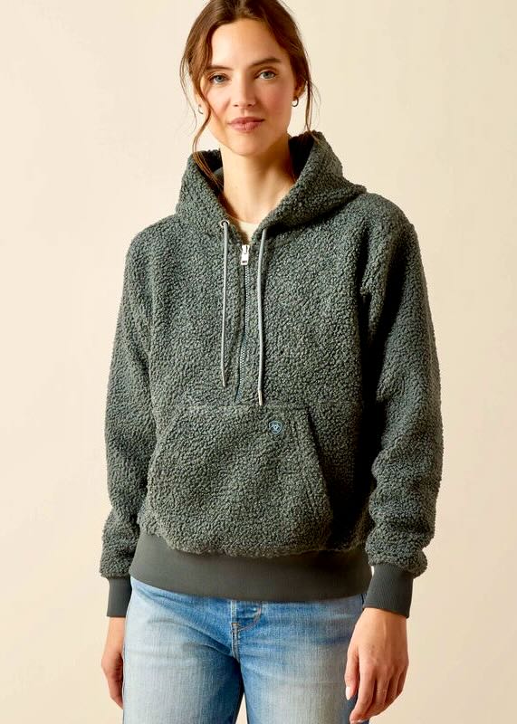 Felpa donna Ariat in pile teddy, comoda e accogliente, indossata da una giovane donna.