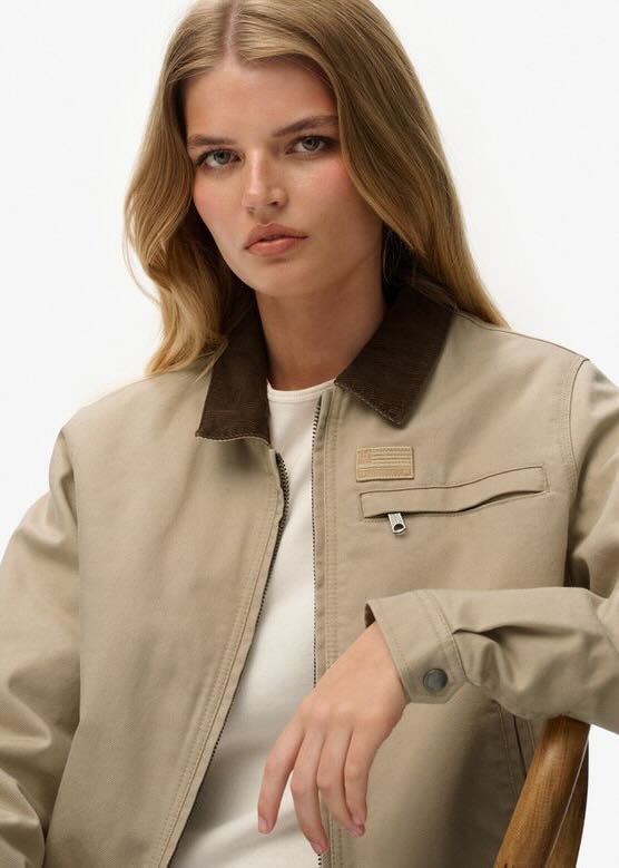 dettaglio Giacca donna Ranch trapuntata con colletto in velluto in Humus Beige by Superdry