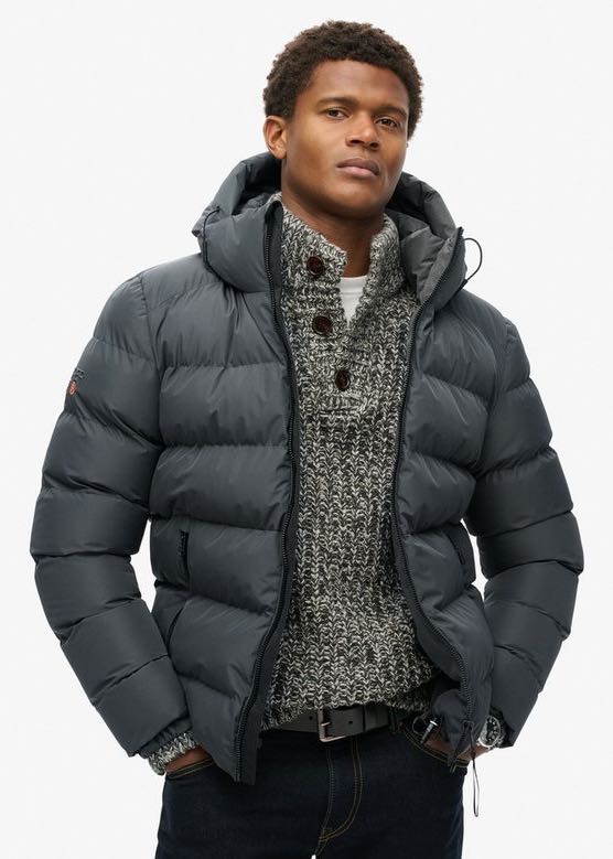 Giacca Imbottita Sport con cappuccio in Ebony by Superdry