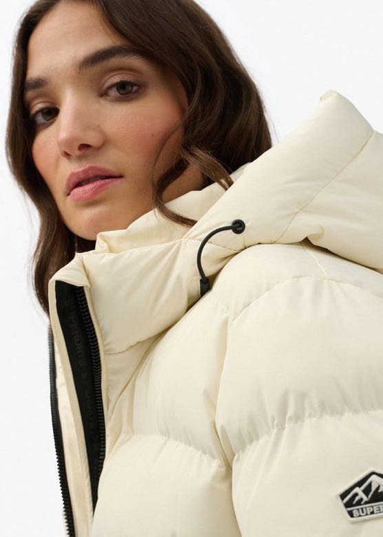 dettaglio Giacca Puffer donna Sportiva con Cappuccio Off White by Superdry