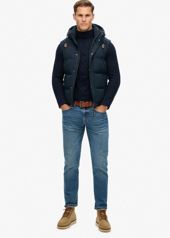 figura intera Gilet Imbottito uomo Everest in Eclipse Navy di Superdry