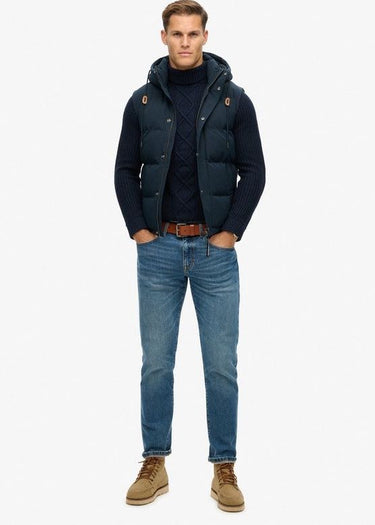 figura intera Gilet Imbottito uomo Everest in Eclipse Navy di Superdry