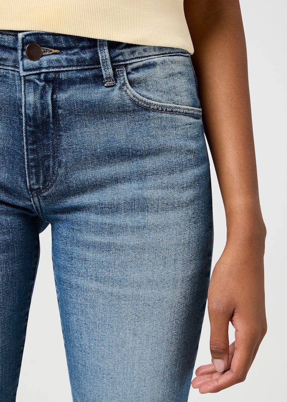 dettaglio tasca Jeans donna Bootcut Filthy Sands di Wrangler