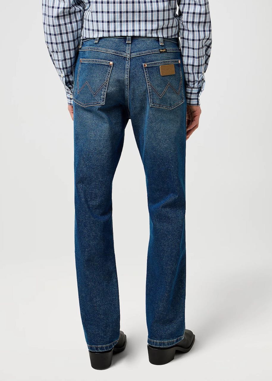 dietro Jeans Uomo Wrancher bootcut in Old Habits by Wrangler