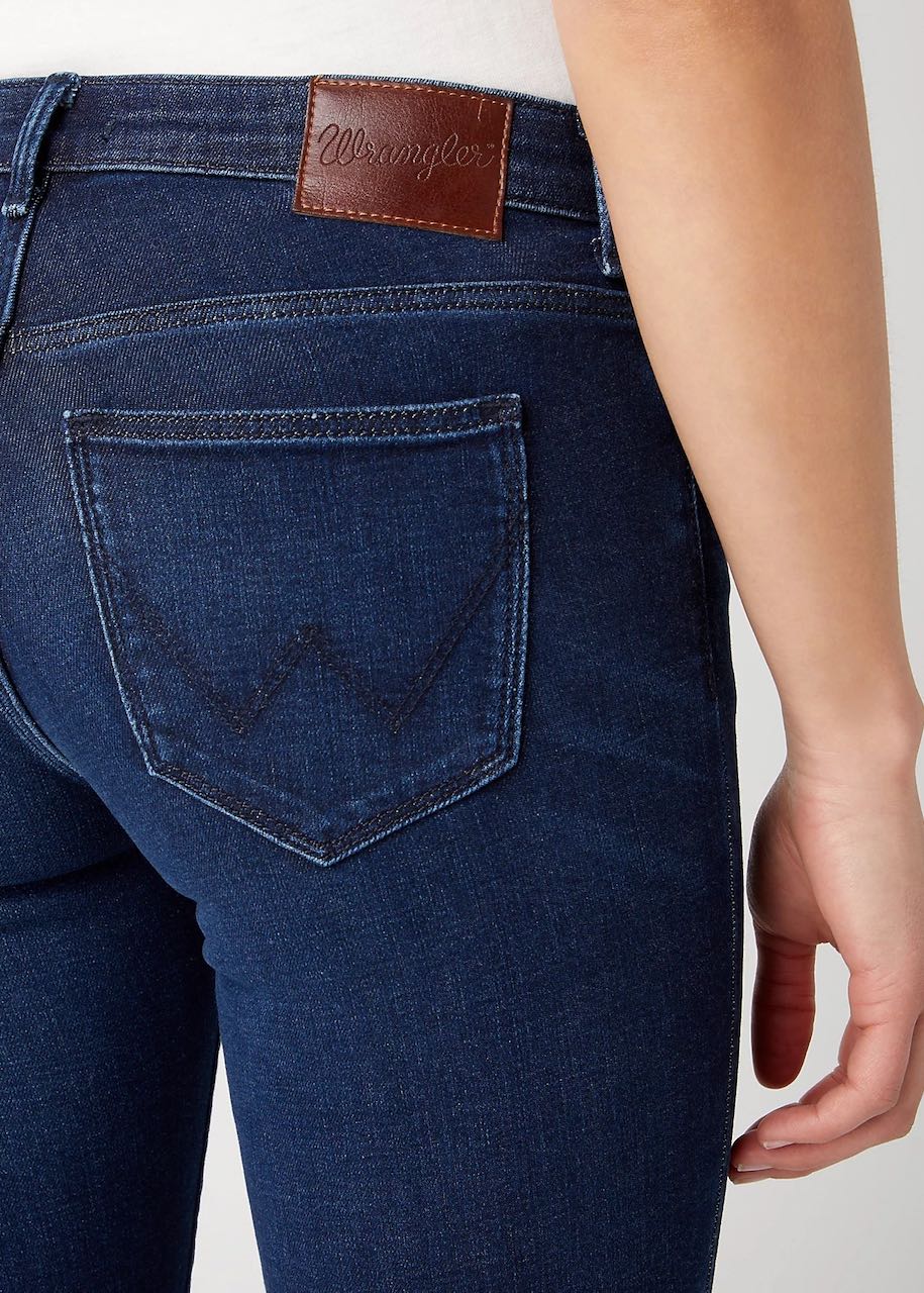 salpa jeans donna bootcut modello Nightshade di Wrangler
