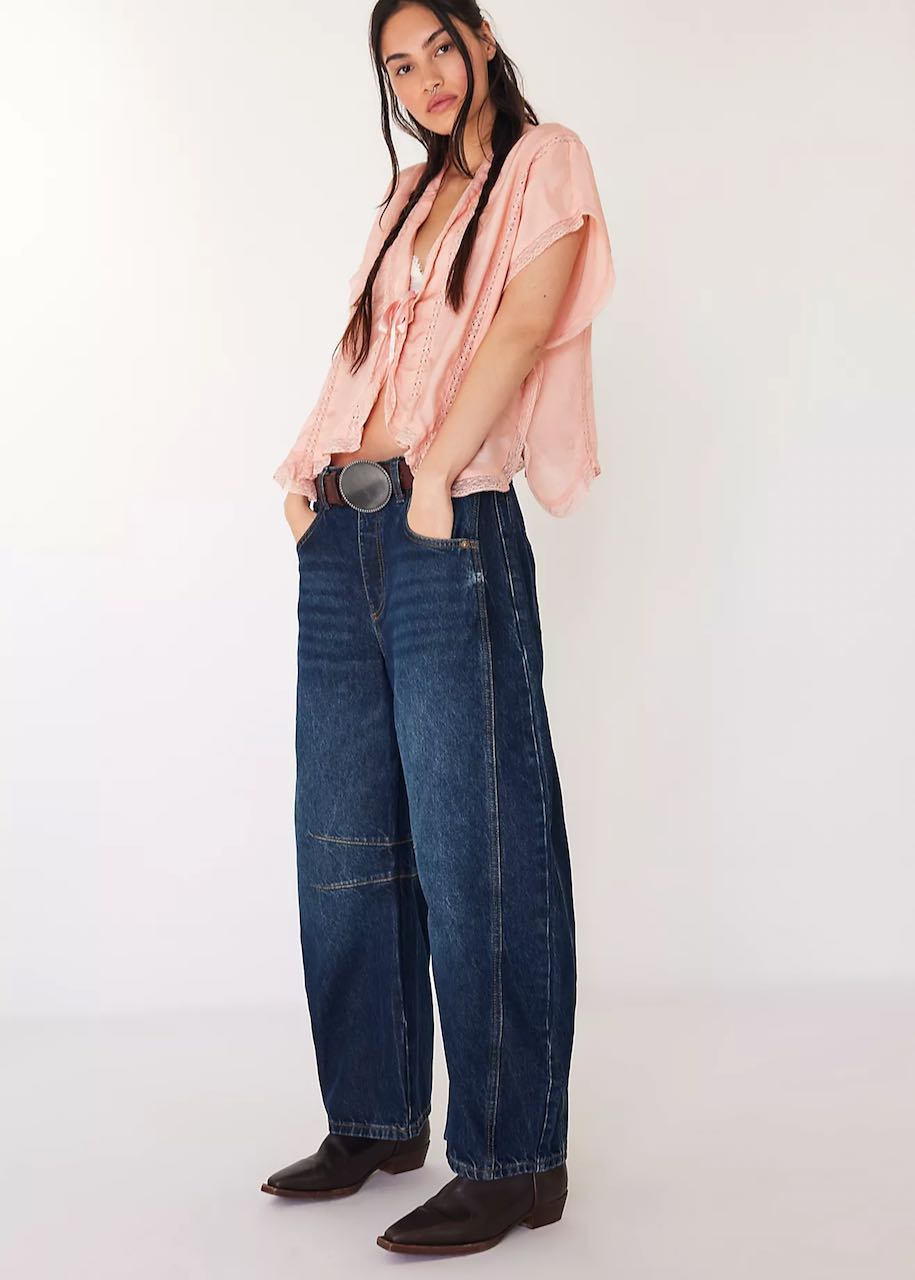 Jeans per donna Good Luck Mid Rise Barrel in Deep End di Free People