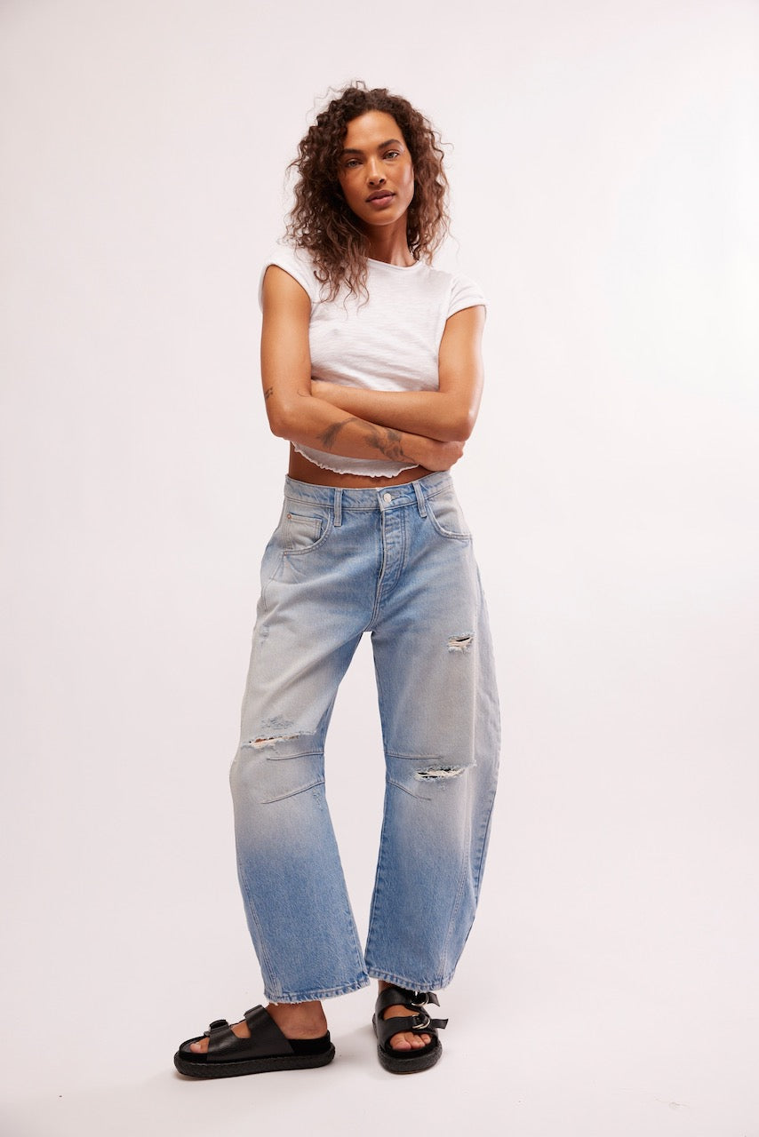 Jeans per donna Good Luck Mid Rise Barrel in Barnyard Blue di Free People