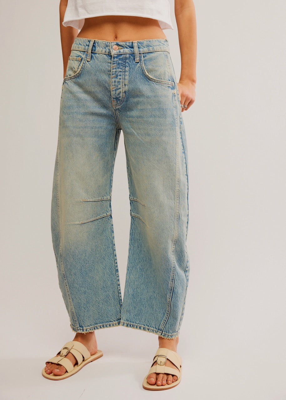 davanti Jeans per donna Good Luck Mid Rise Barrel in Kismet di Free People