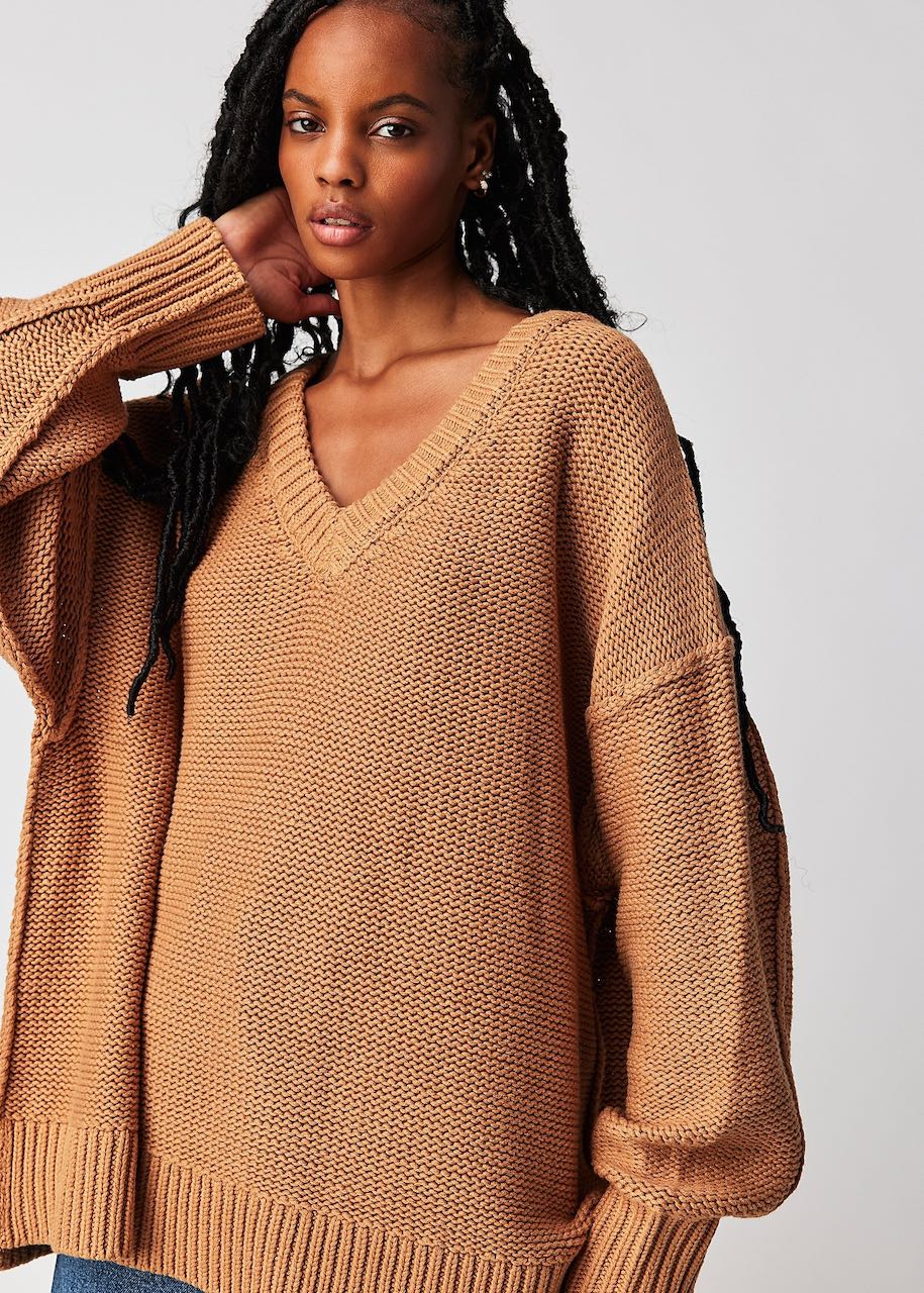 scollo V maglia donna alla V-Neck Sweater color camel di Free People