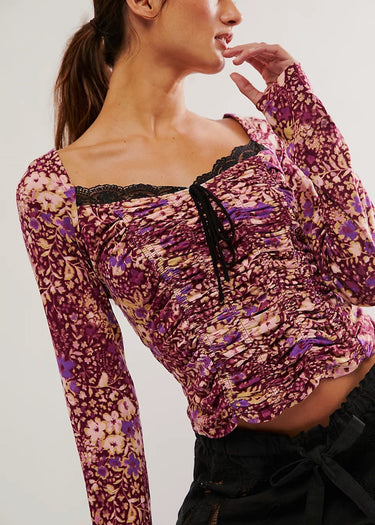 Détail de l'encolure Maillot à manches longues Layer It On Me en Red Combo by Free People