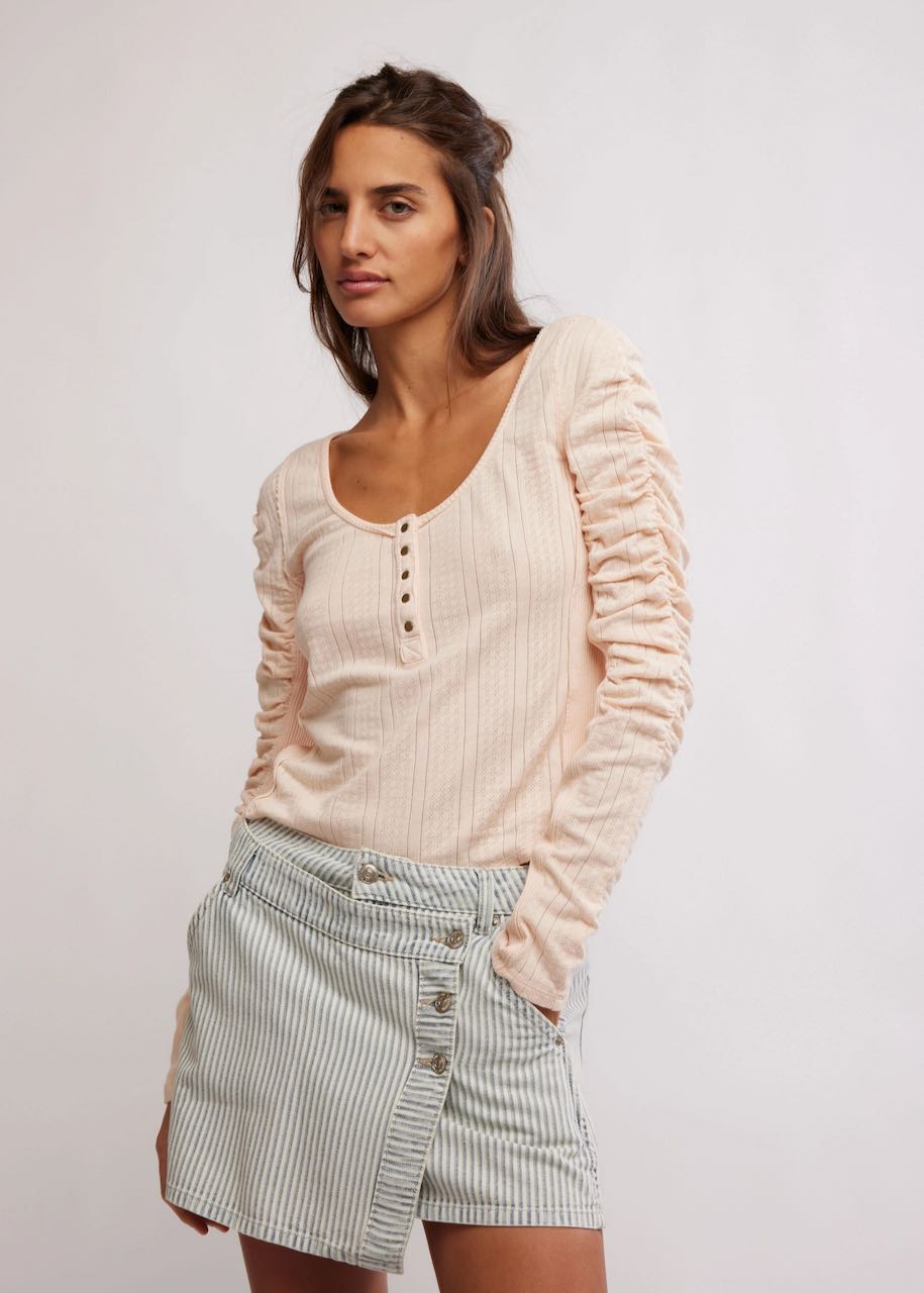 Maglia maniche lunghe Hope Henley in Strawberry Float di Free People