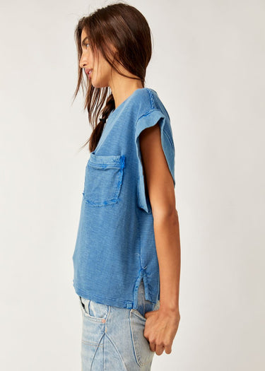 Our Time Côté T-shirt bleu cobalt par Free People