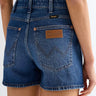 Detail hinter Cowboy Shorts in Juniper von Wrangler