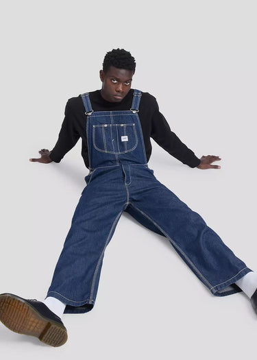Anziehbild: Workwear Relaxed Bib-Latzhose in der Farbe „Rinse“ von Lee