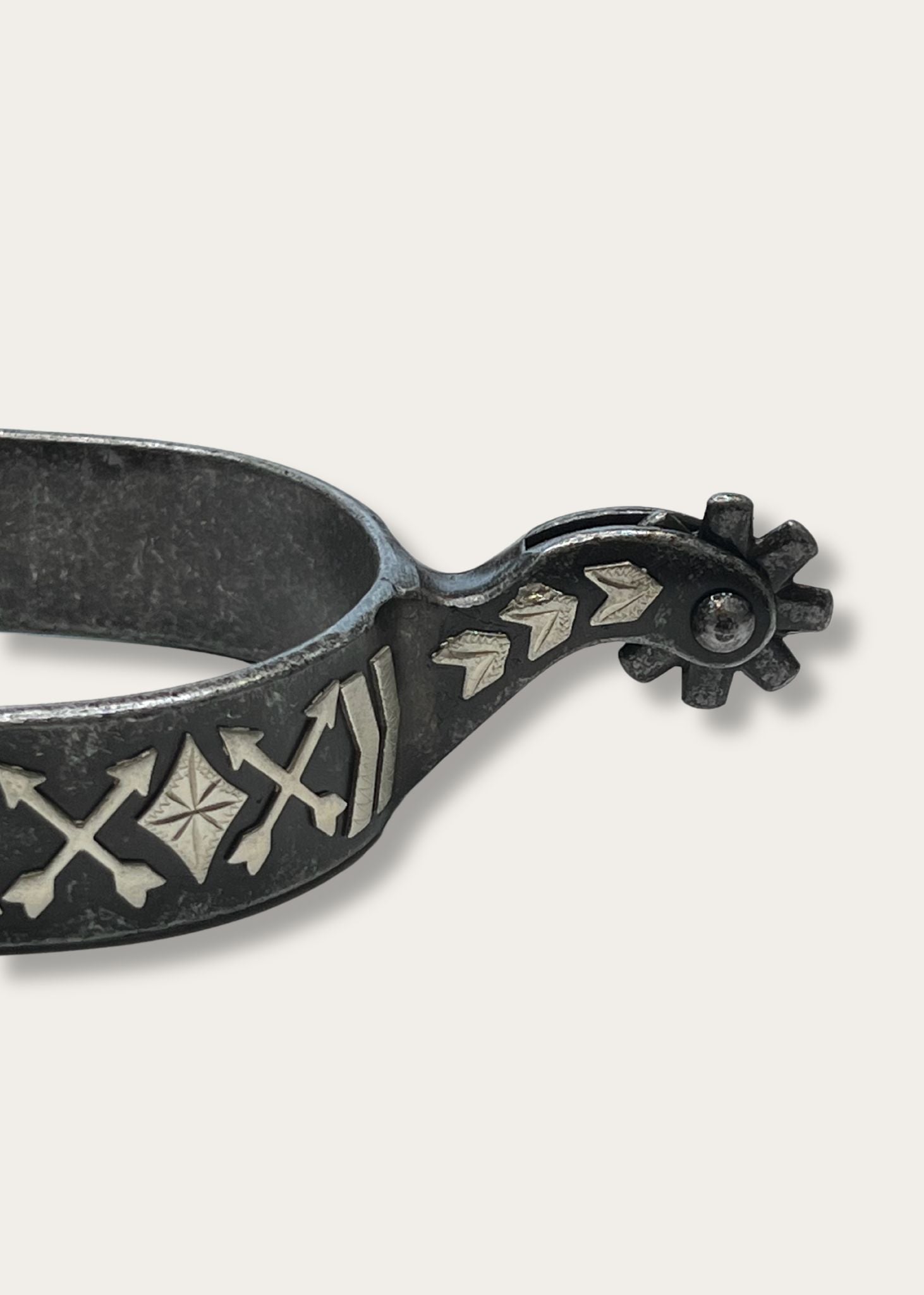 dettaglio design Speroni uomo Arrow Crossing Design di Weaver Leather