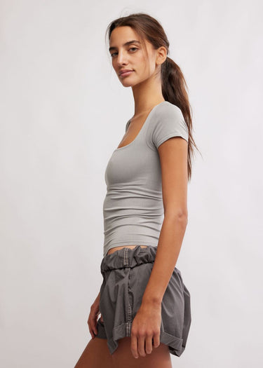 side Clean Lines Baby Tee en gris chiné par Free People