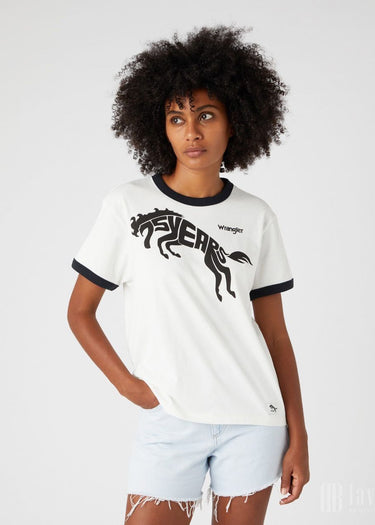 T-shirt 75h years black beauty de Wrangler porté par des femmes