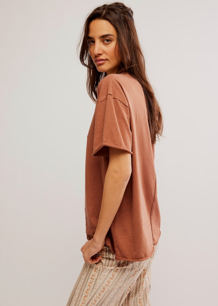 lato T-shirt Nina Tee in Tortoise Shell di Free People