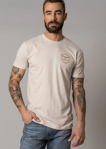 T-Shirt Uomo Shielded Trucker in sand di Kimes Ranch