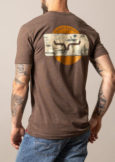 dietro T-shirt uomo Signpost in Espresso di Kimes Ranch