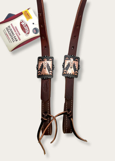 dettaglio borchie Testiera per cavallo Designer Thunderbird Heel Buckle di Weaver Leather