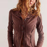 Maglia maniche lunghe Tiny Woven Top in Shaved Chocolate di Free People