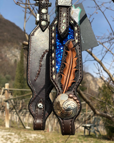 particolare piuma lavorata a mano di testiera