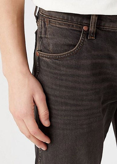 Jeans pour hommes Greensboro Black Clay Washed par Wrangler