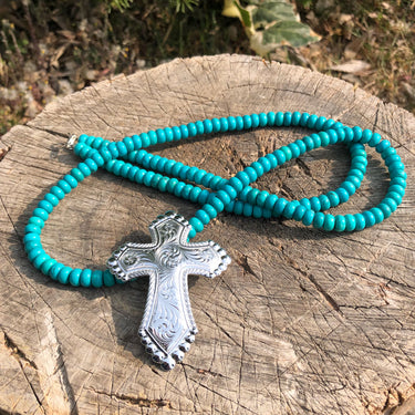Collier de perles turquoises et croix