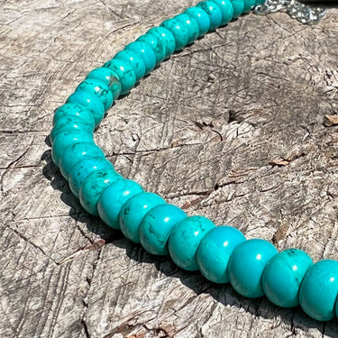 détails en perles turquoise